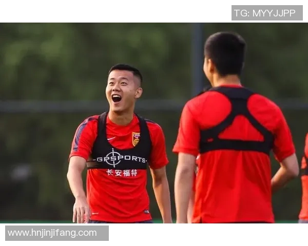 足球明星女友是否已经抵达中国引发球迷热议与关注