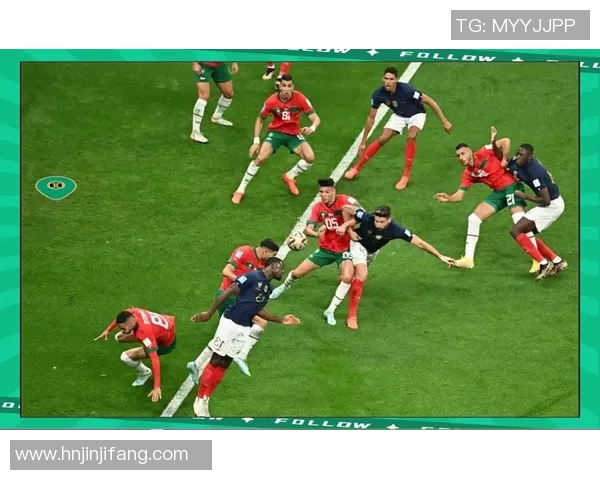 足球明星激情击拳转场瞬间展现运动魅力与团队精神 足球明星激情击拳转场瞬间展现运动魅力与团队精神